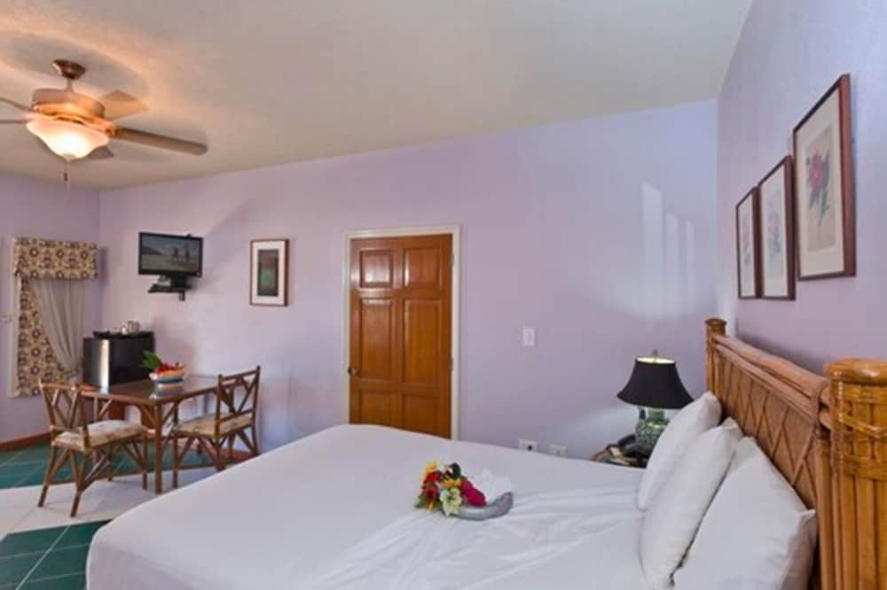 DELUXE, QUEEN BED, PATIO