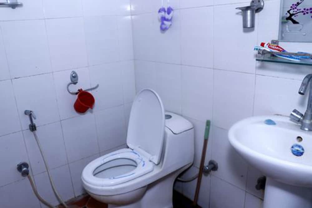 Sara's Backpackers Hotel 72/74