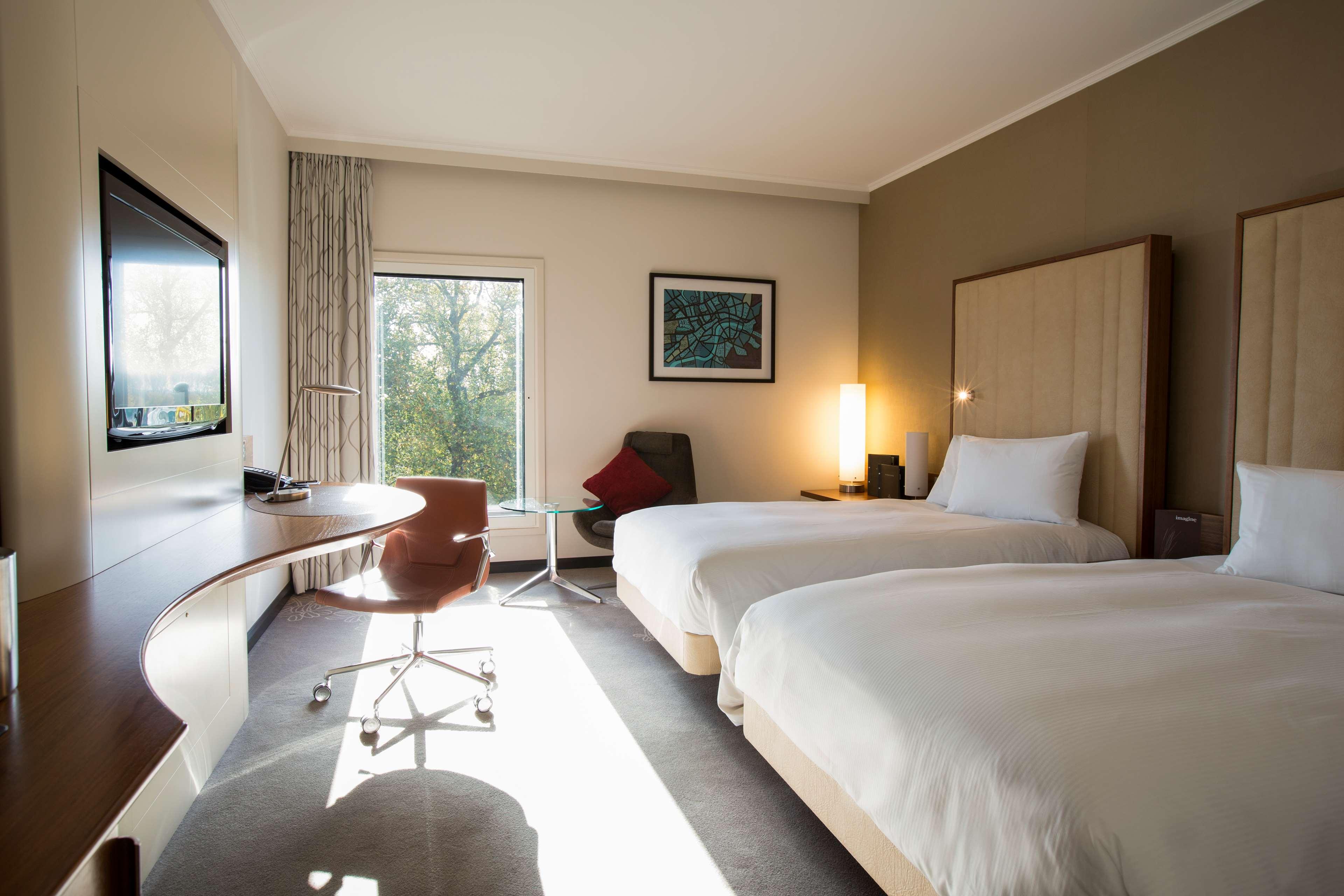 EXECUTIVE, TWIN BEDS, LOUNGE ACCESS