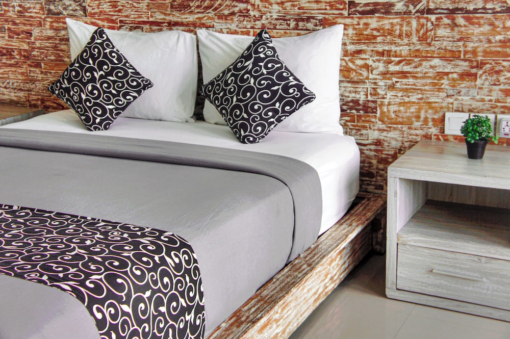 Standard, Queen Bed, D'Sarian Seminyak 7/10