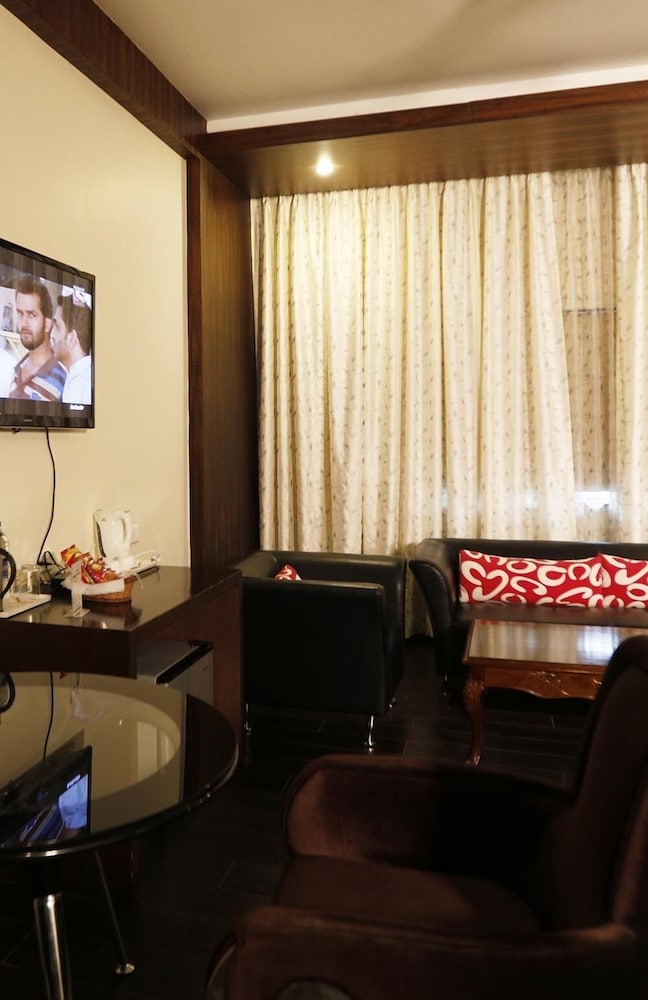 HOTEL EXCELLENCY 40/50