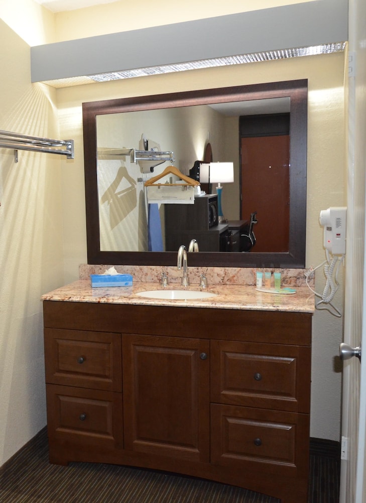Days Inn & Suites by Wyndham Orlando Airport 7/28