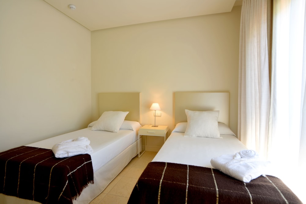 3 Bedrooms, Apartment, 1 Double and 4 Single Beds, Hot Tub
