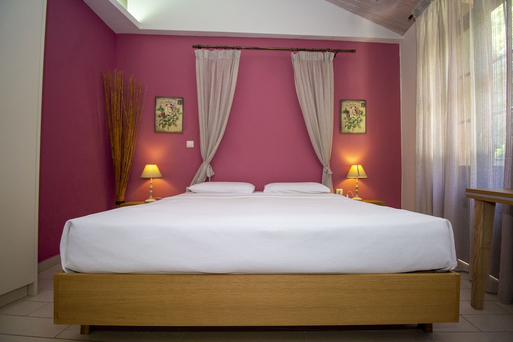 Elia Portou Rooms 13/33