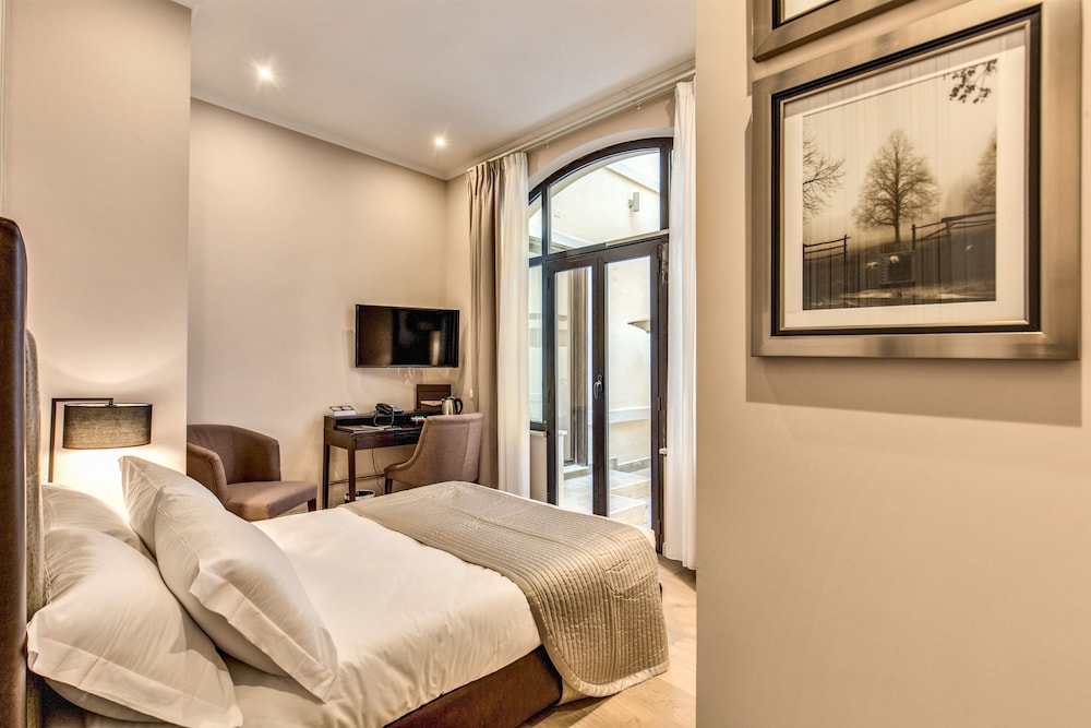 Hotel 87 Eighty-seven 20/72