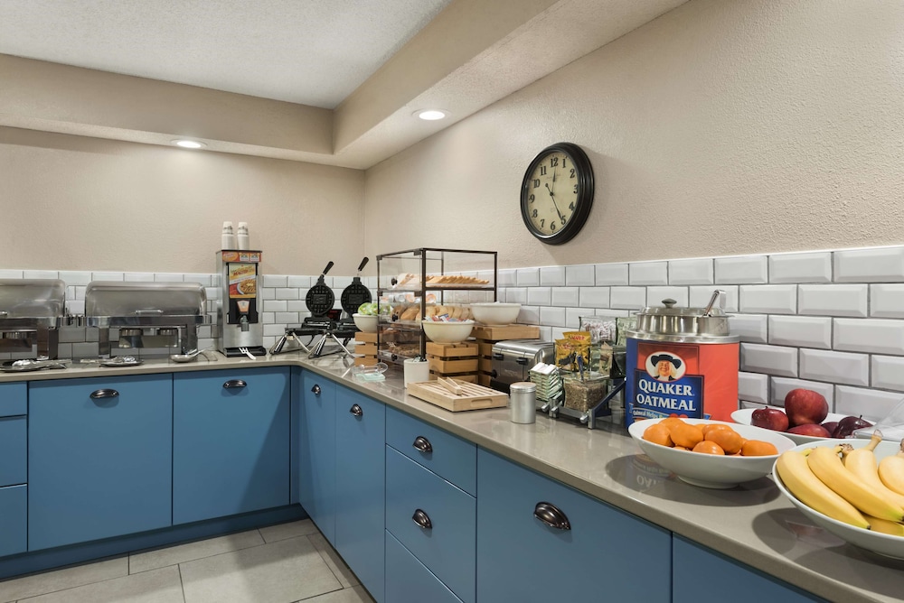 Country Inn & Suites By Radisson, Ankeny, IA 35/40