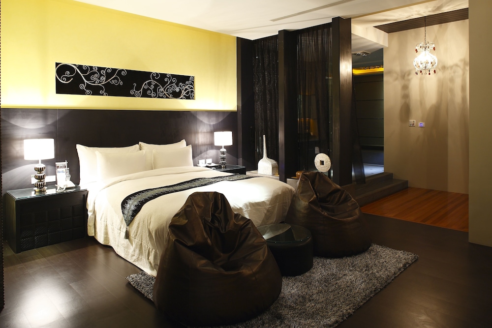 Basement, Queen Bed