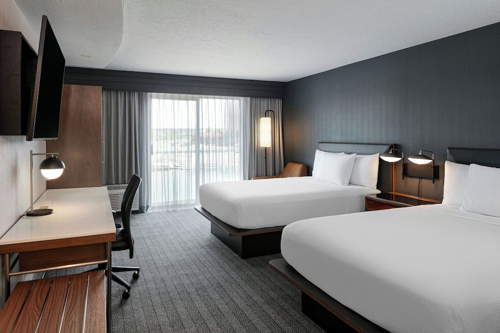 Room, 2 Queen Beds, Water View, Accessible