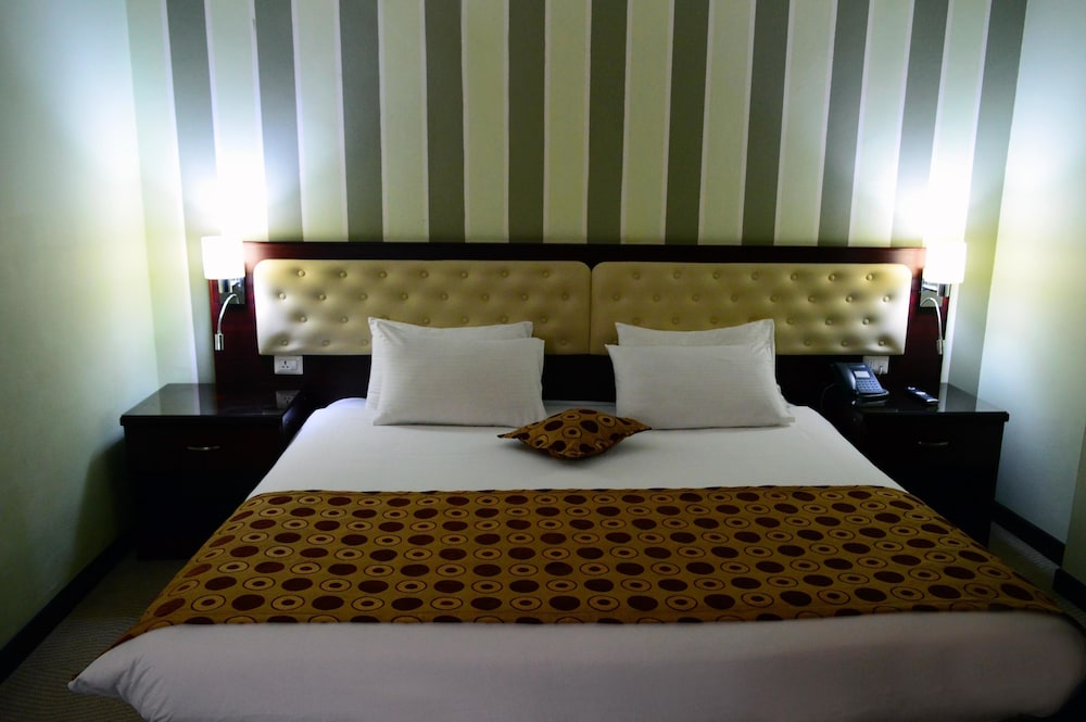 LARSA HOTEL 30/48