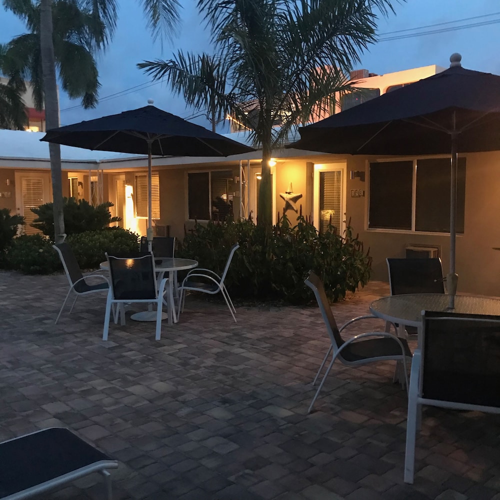 Casitas Coral Ridge formerly Estoril Paradise Inn 25/50