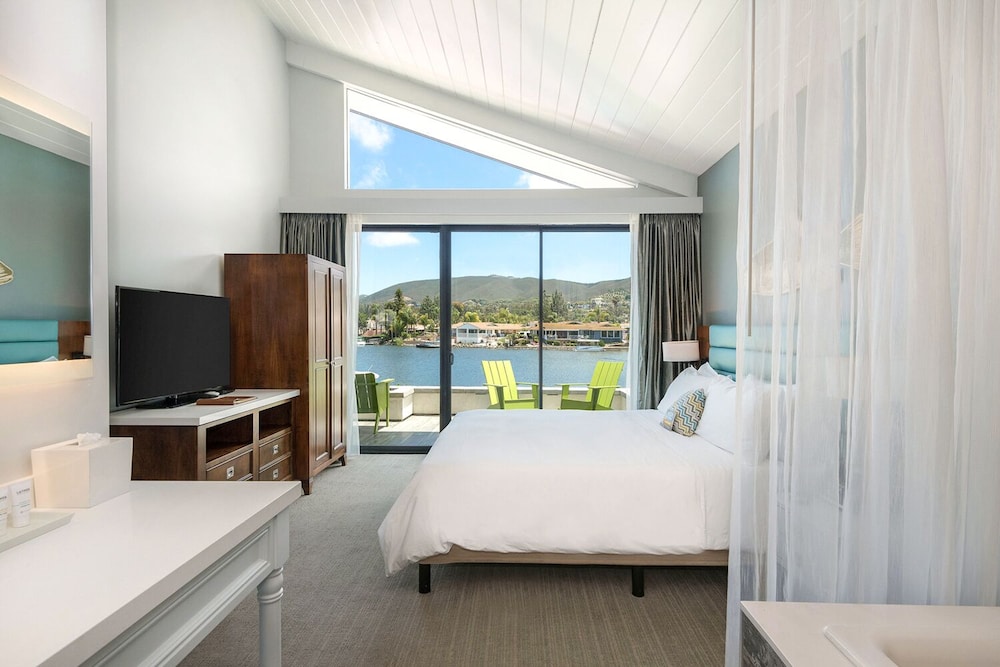 Lakehouse Hotel and Resort 44/100