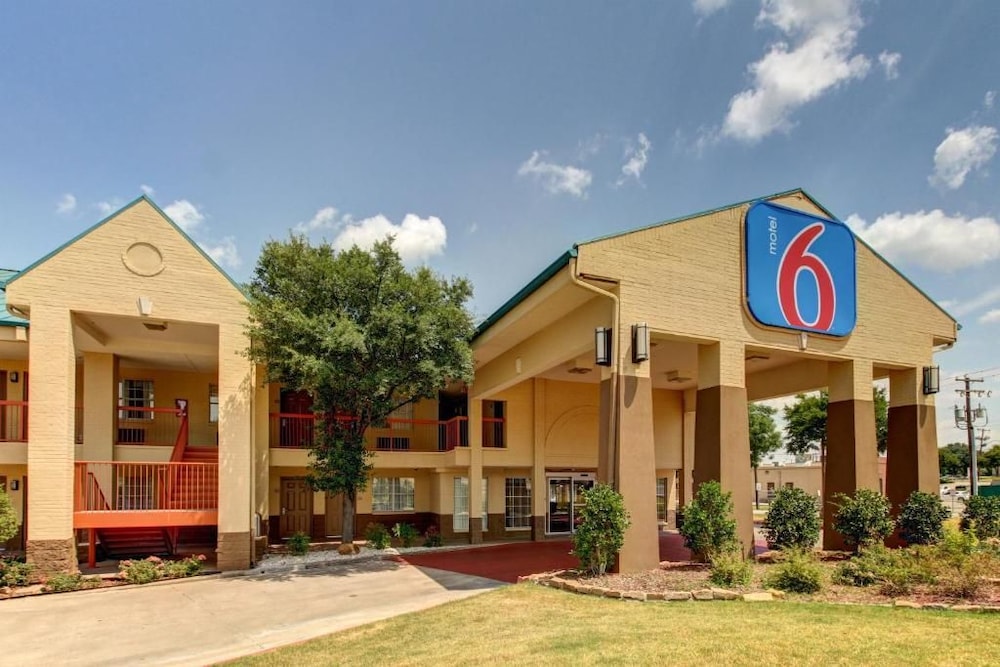 Motel6 Arlington, TX 8/58
