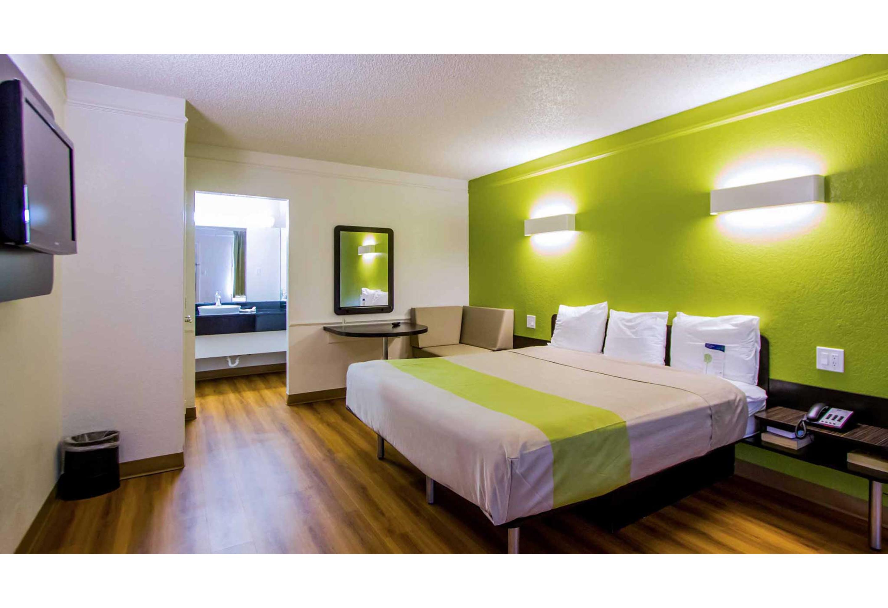 1 King Bed - Non-Smoking, Micfridge
