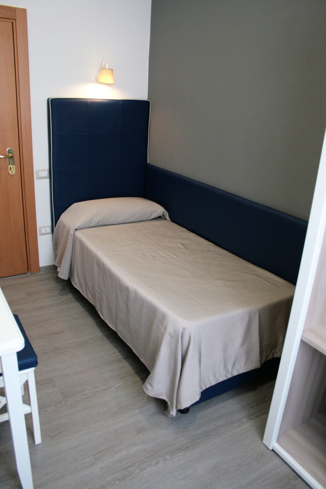 ROOM, SINGLE