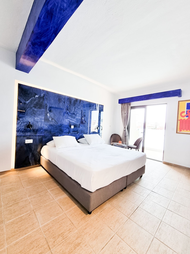 Penelope Hotel 12/30