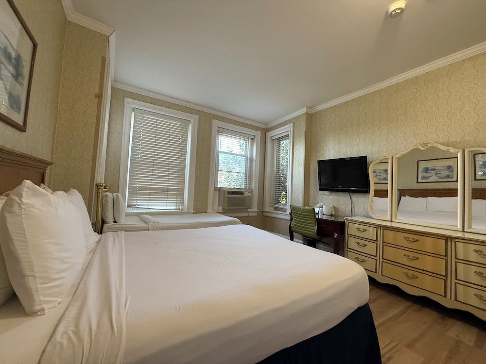 The Baron Hotel 22/50