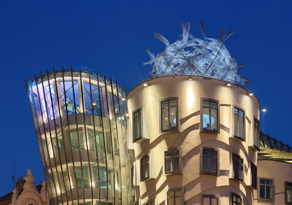 DANCING HOUSE HOTEL 2/75