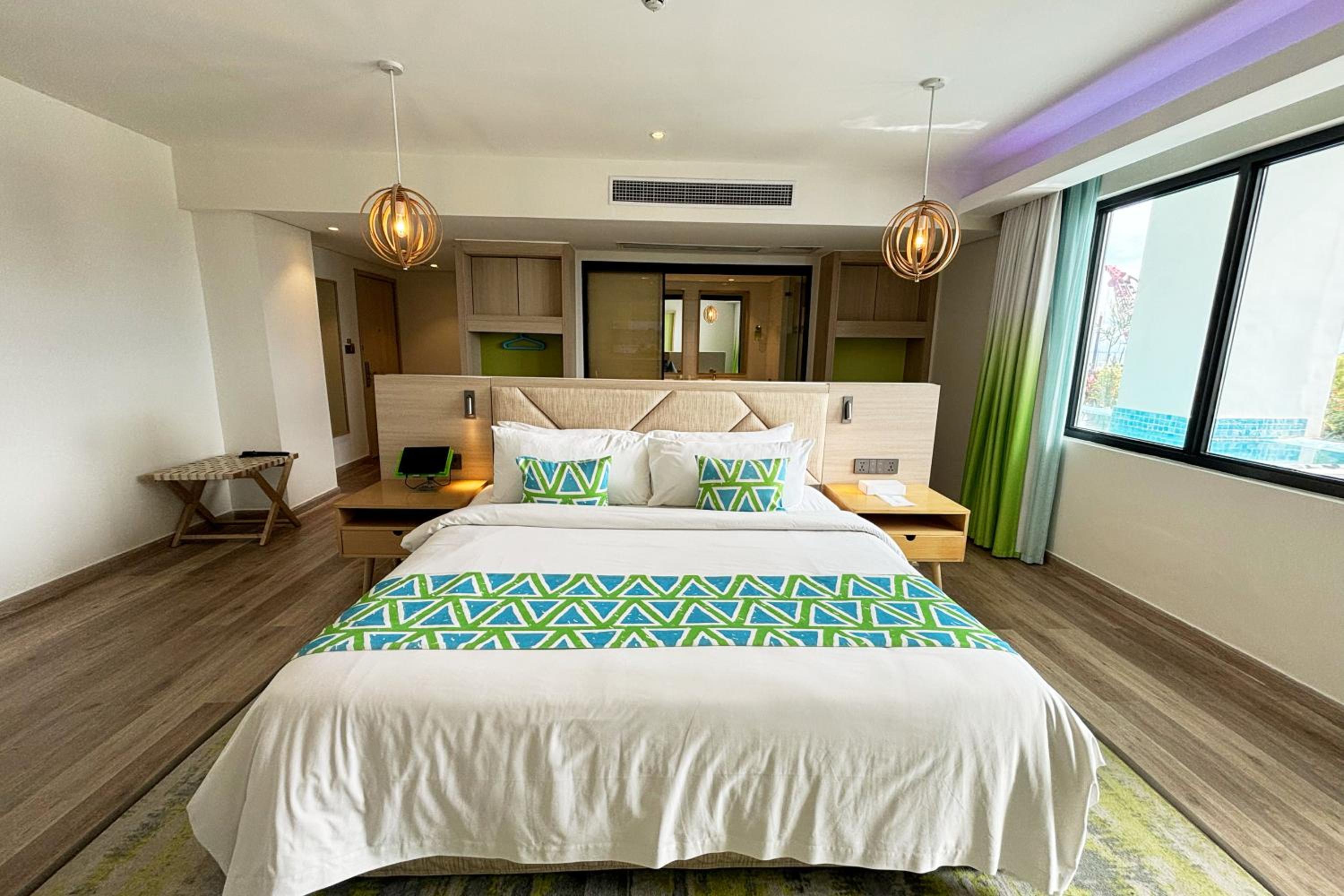 Premier, King Bed, Pool Side