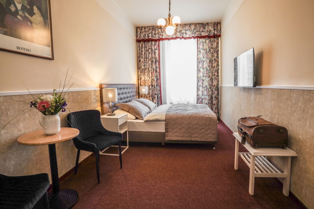 Kavalerie Hotel 22/37