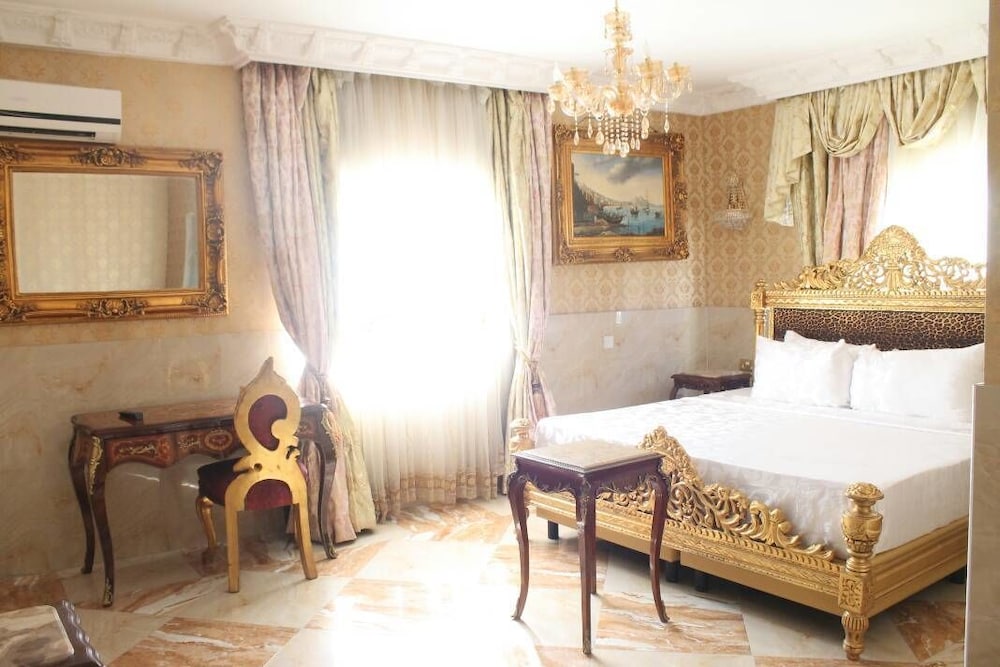 Grand Emperor Hotel 10/40