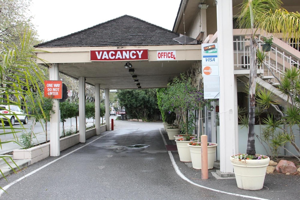 Caravelle Inn Suites 5/31