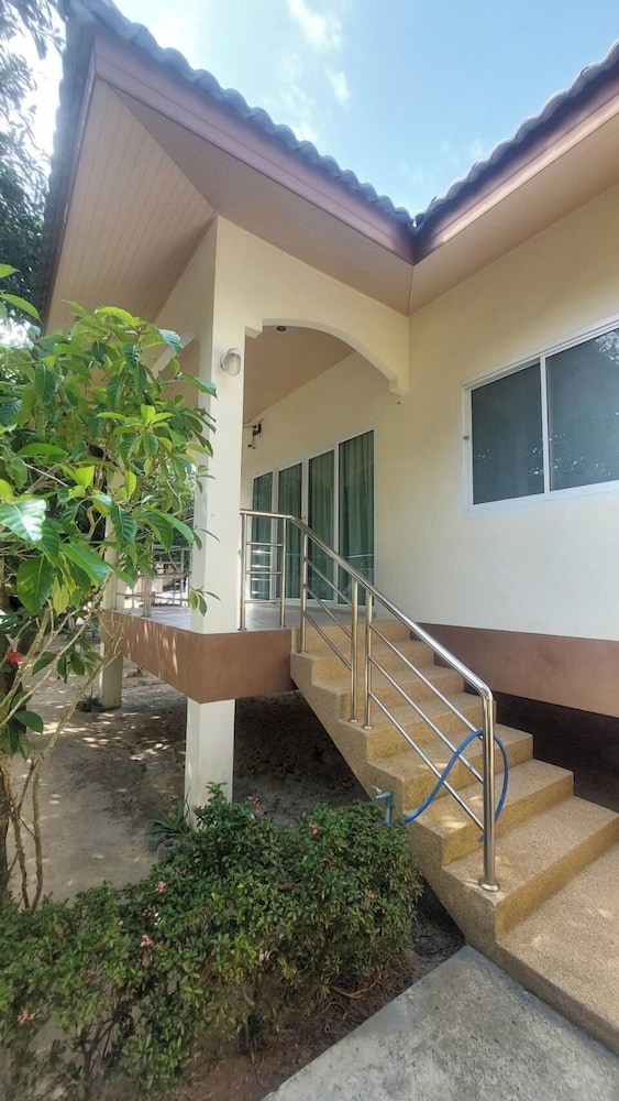 Krisada Beach Resort 5/56