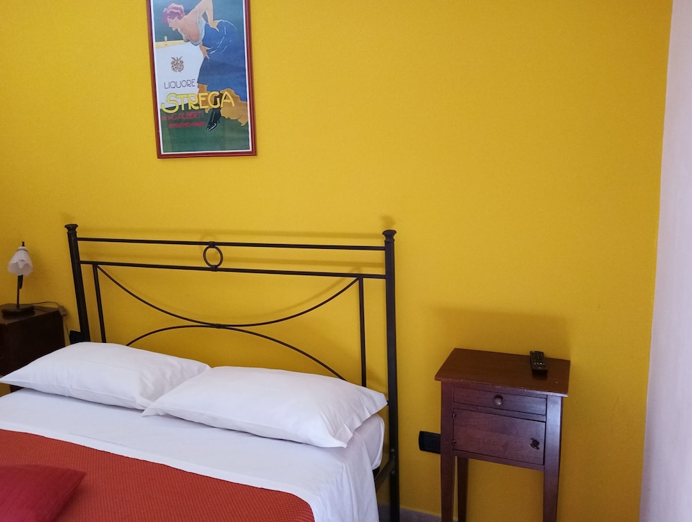Basic, Triple, Queen Bed, Sofa, Albergo Pace 7/10