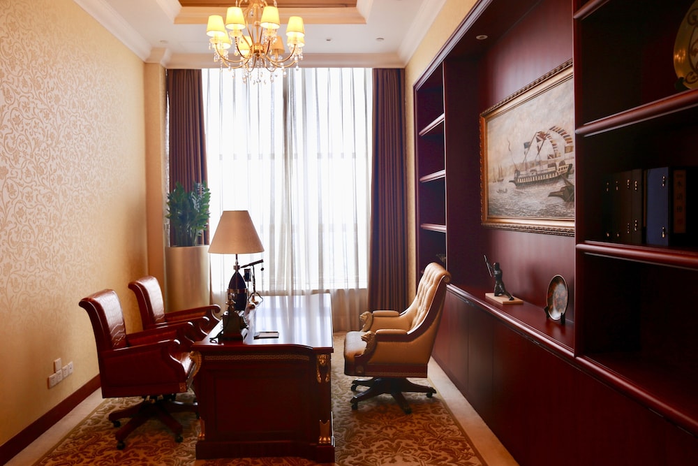 Crowne Plaza Shenzhen Futian 56/86