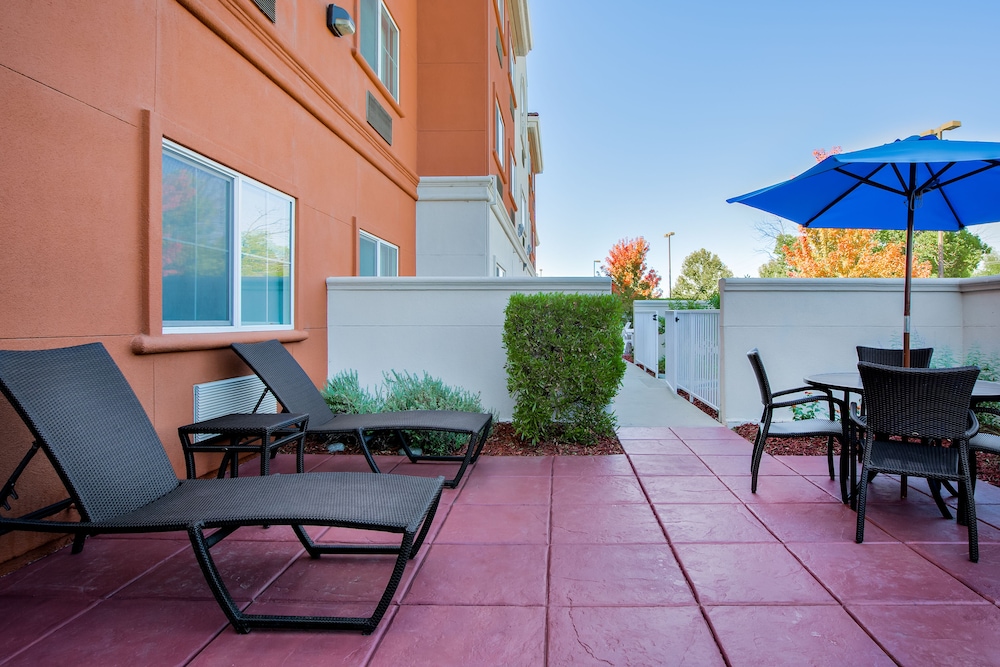 Holiday Inn Express Suites Oroville Lake 42/60