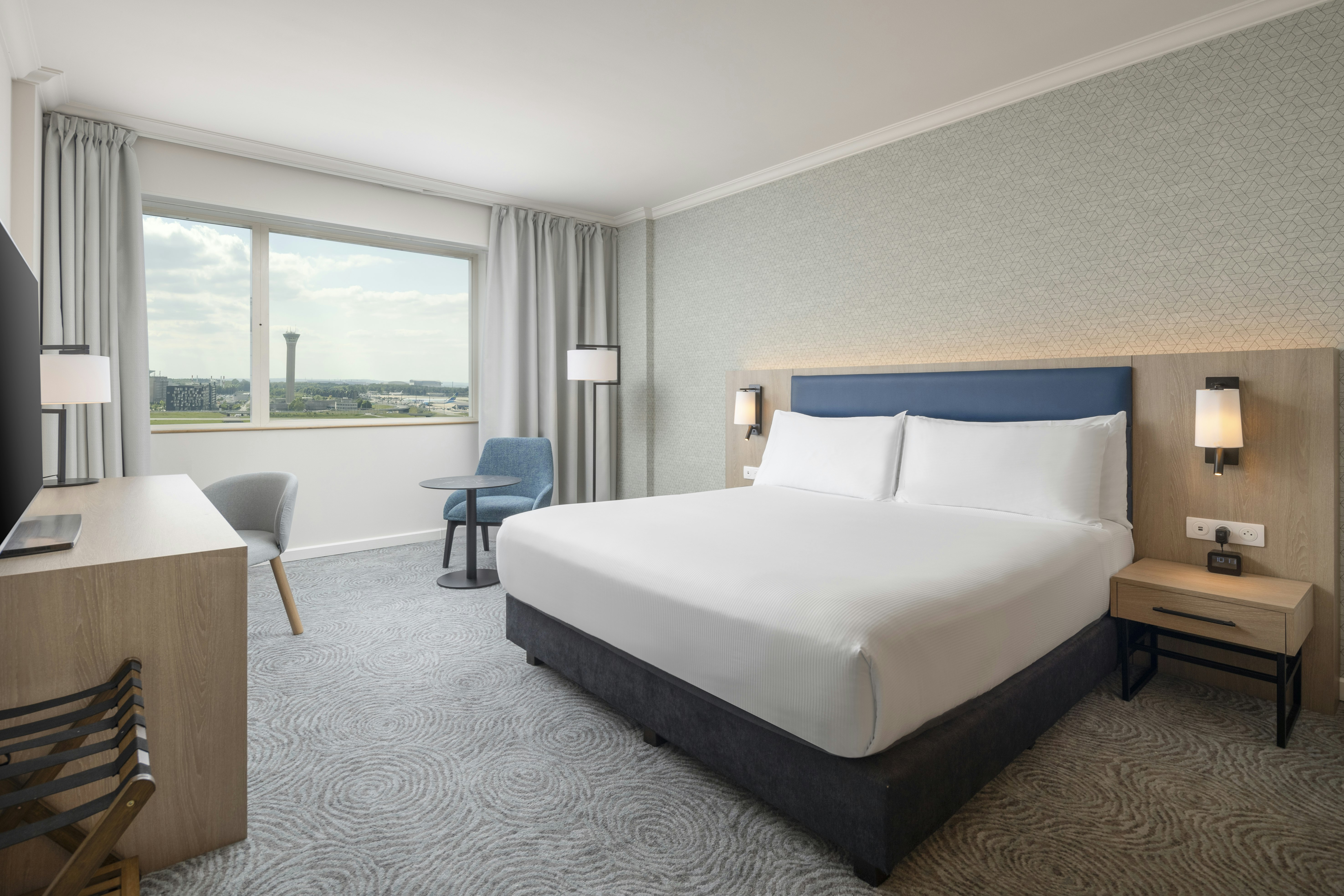EXECUTIVE, KING BED