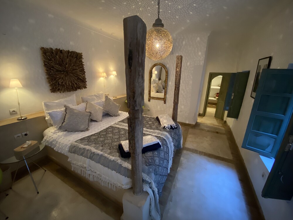 SUPERIOR, QUEEN BED