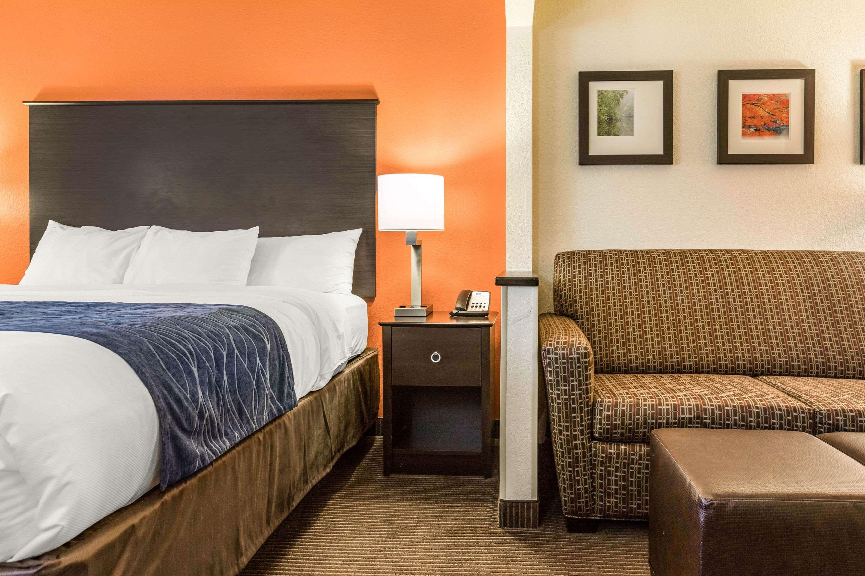 جناح بسرير كينج، Comfort Inn Wings Stadium 2/4