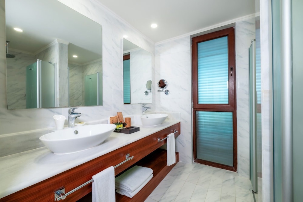 1 Bedroom, Swim Up, Lagoon, Family Suite, Double Bed, Shared Pool, 2 Sofa