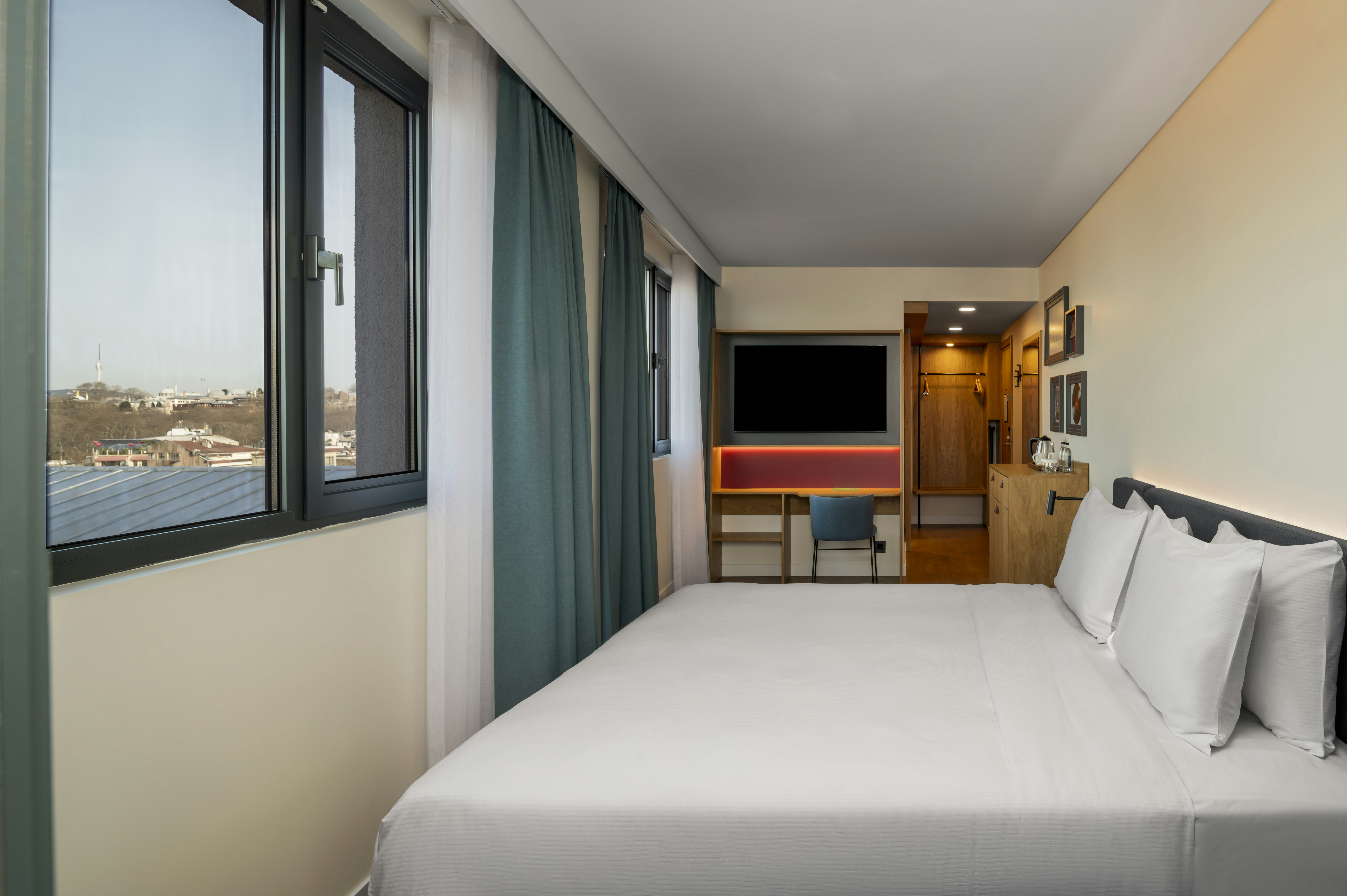 ROOM, KING BED