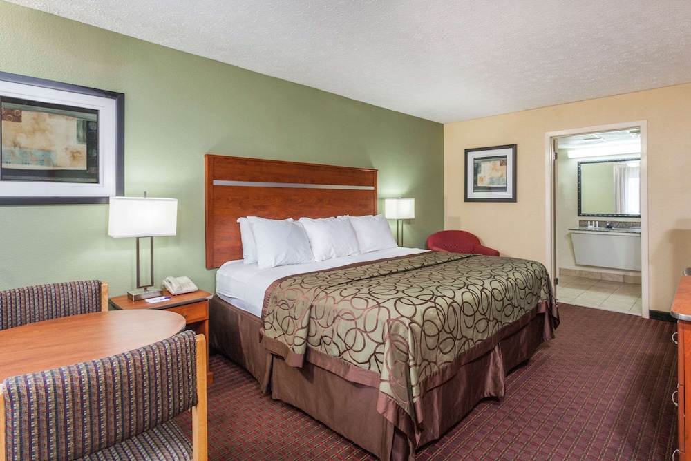 Baymont by Wyndham Pigeon Forge near Island Drive 6/28