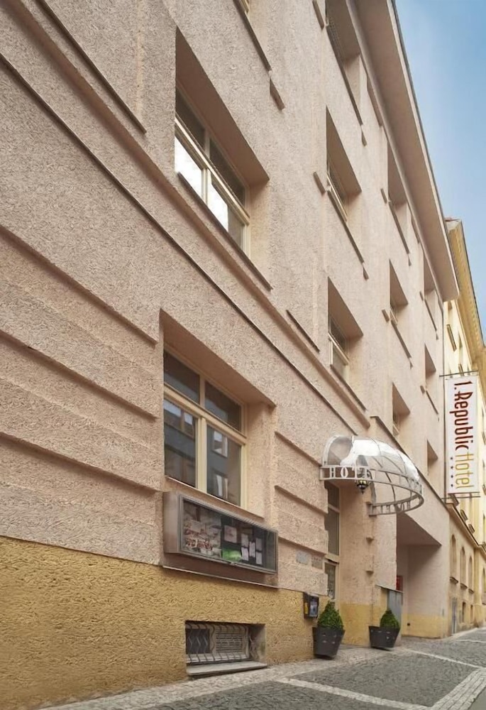 1 Republic Hotel 45/51