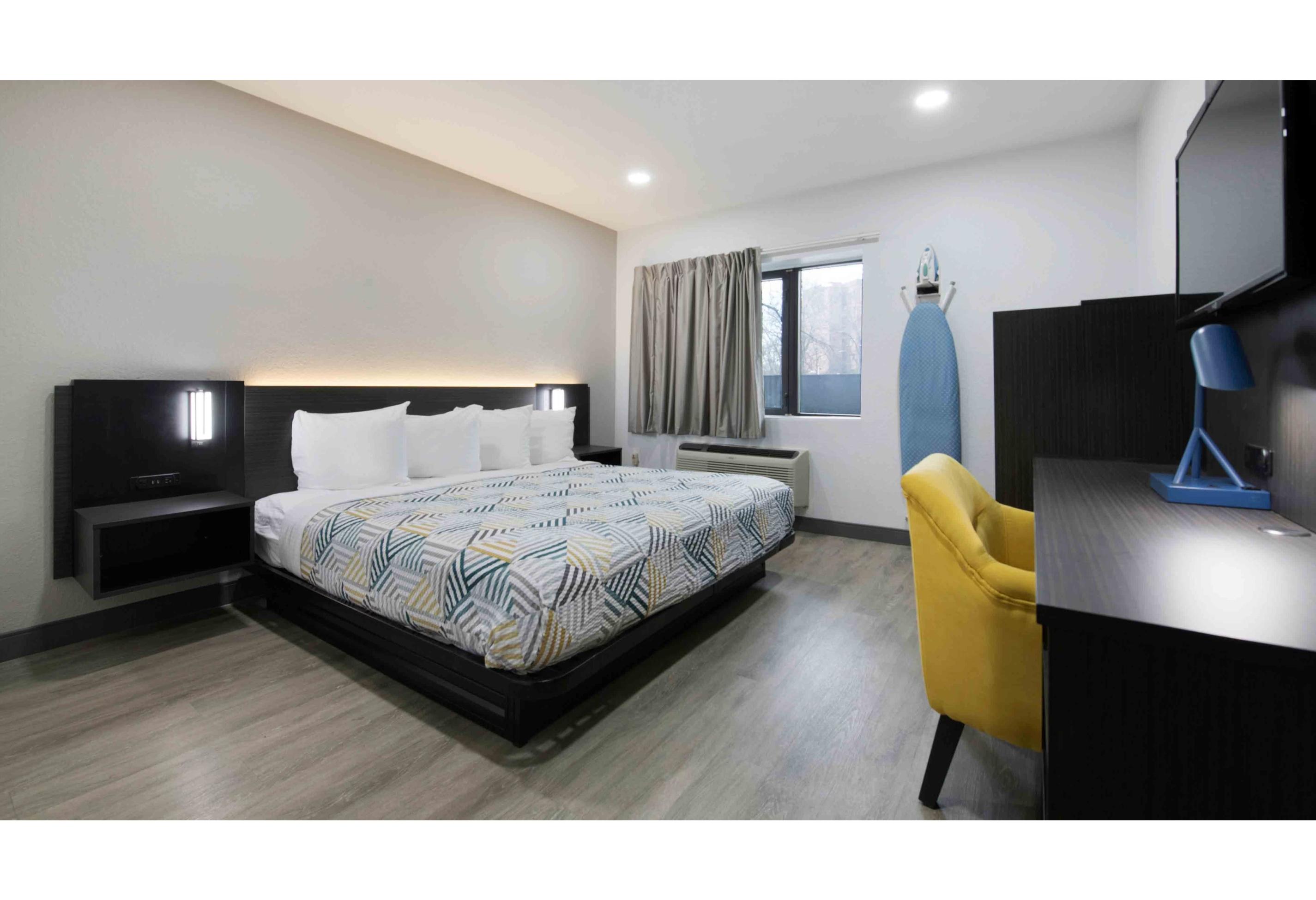 1 King Bed - Mob Acc RI Shwr Nsmk Micfridg