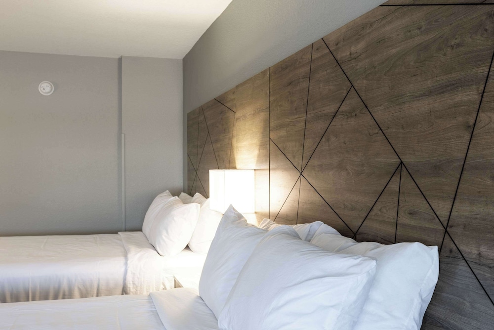 غرفة قياسية بسريرين كوين، Rodeway Inn & Suites Near Outlet Mall - Asheville 3/8