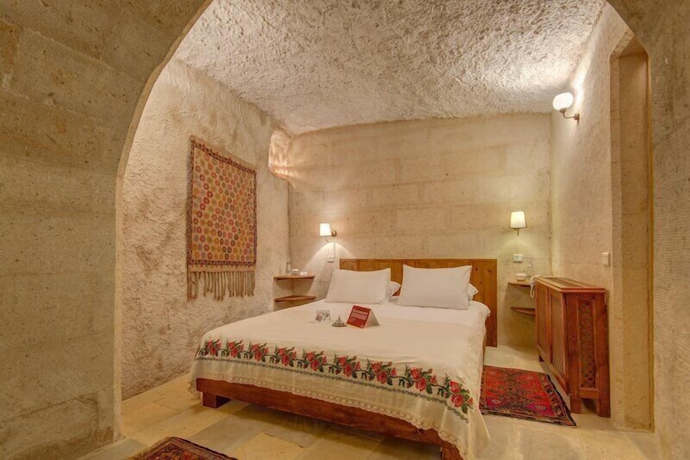 Cave, Junior Suite, Queen Bed