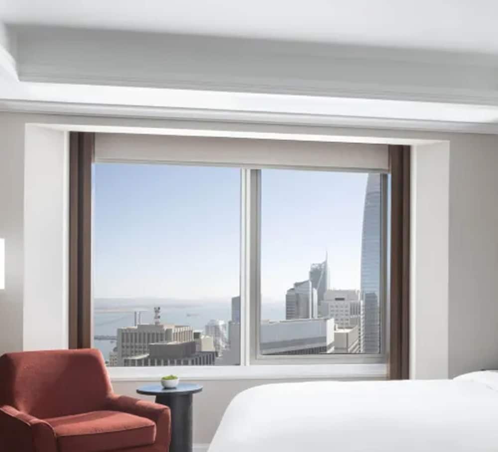 PREMIER, KING BED, BRIDGE VIEW