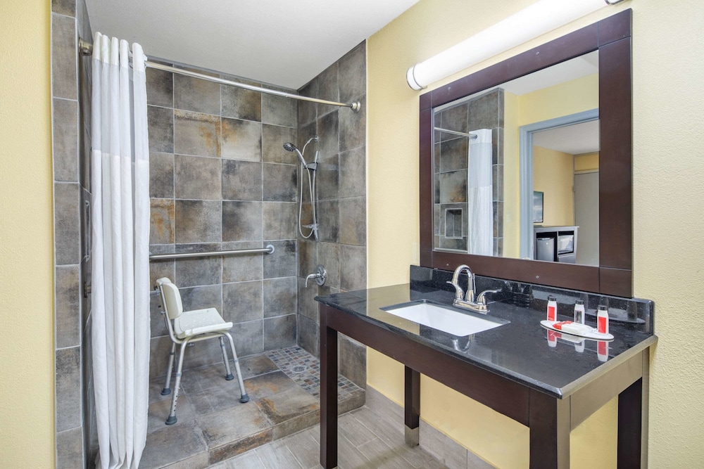 Days Inn by Wyndham Muscle Shoals 14/32