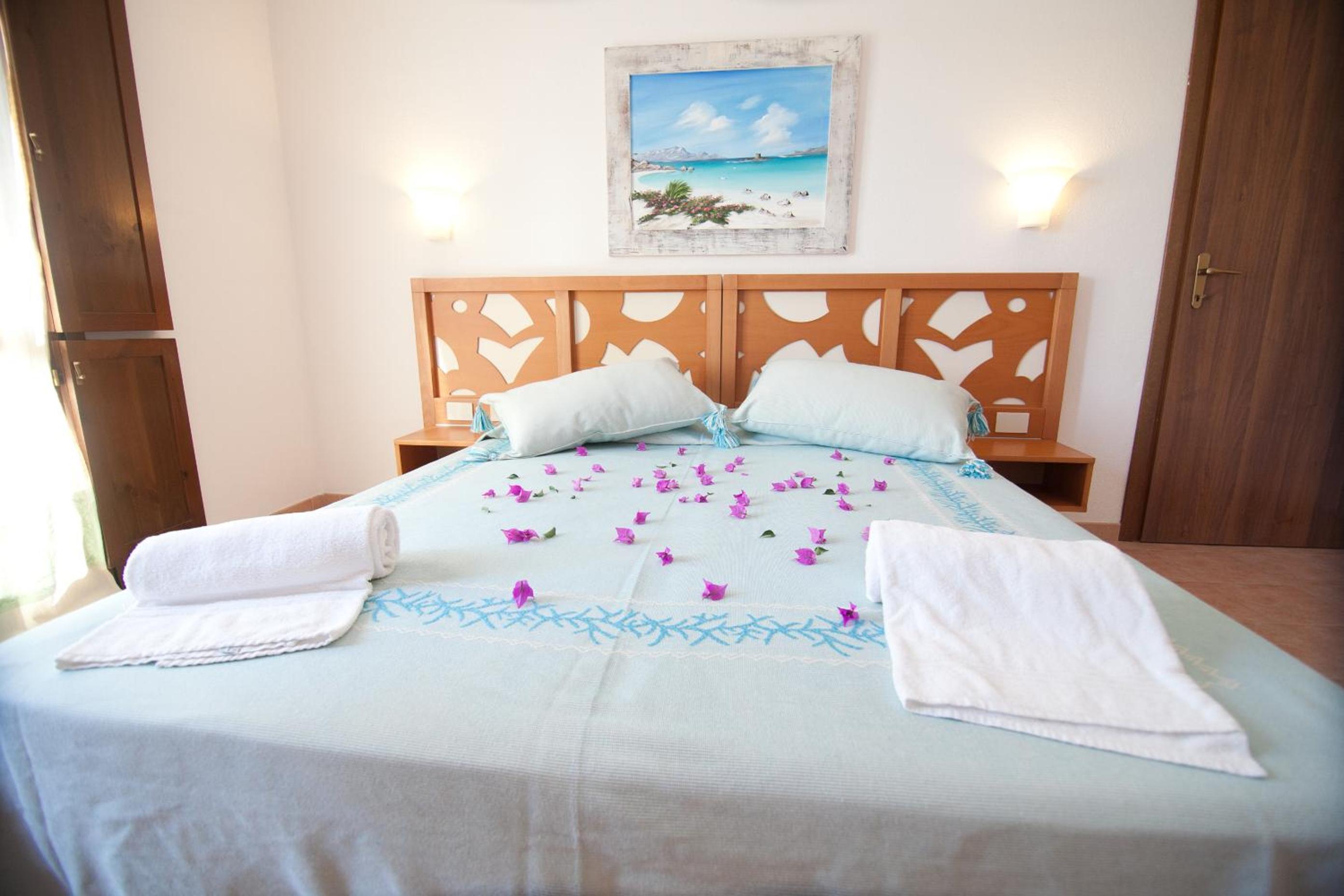 Room, Double Bed, Club Esse Gallura Beach Village 6/10