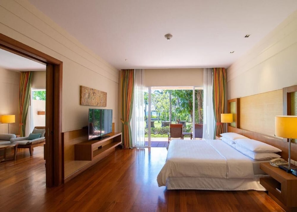 1 Bedroom, Suite, King Bed, Ocean Front, Sofa