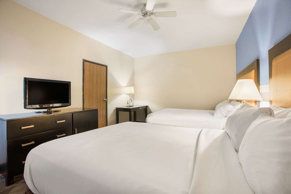 Days Inn by Wyndham Mackinaw City/Bridgeview Area 14/61
