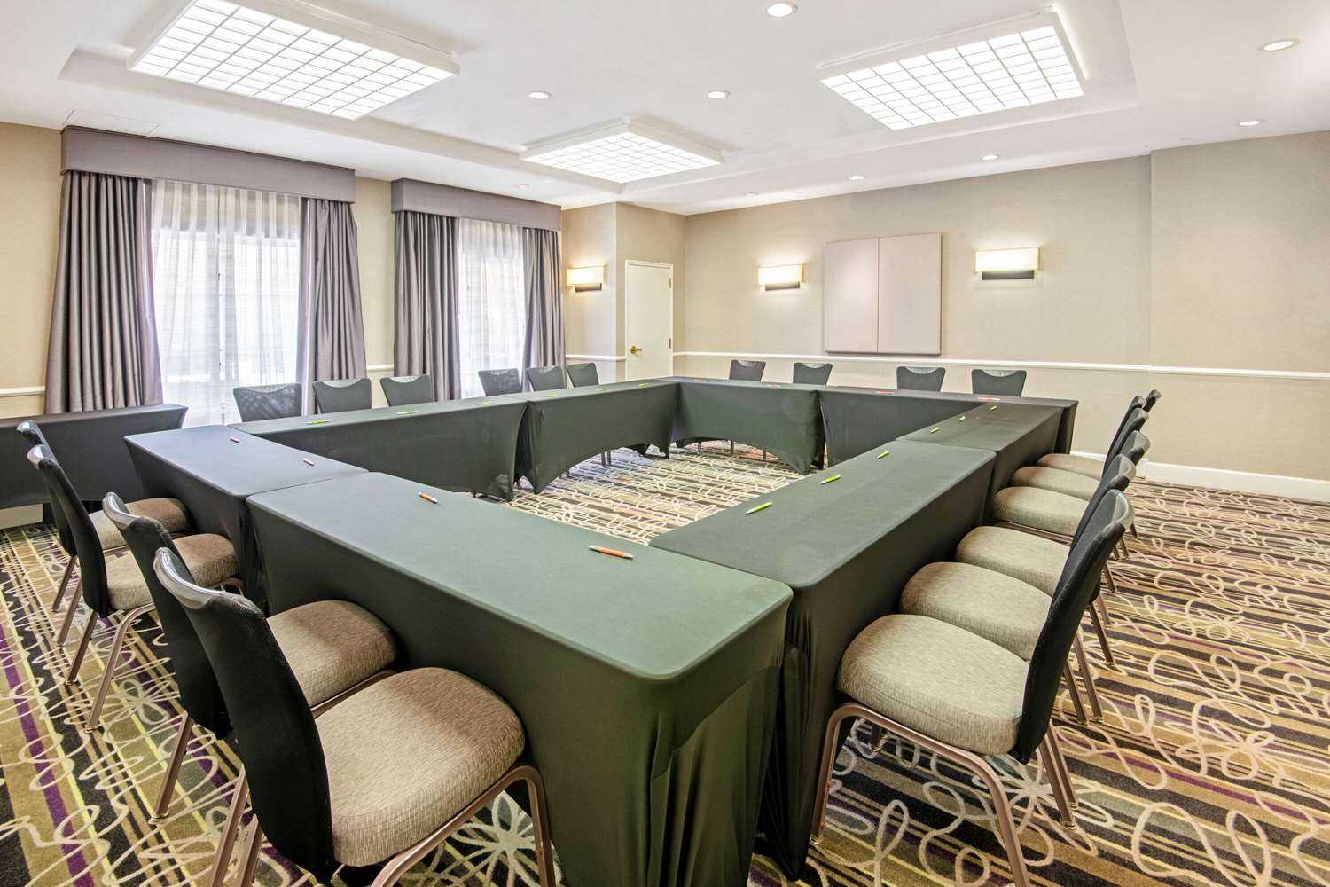 La Quinta Inn & Suites by Wyndham San Antonio Airport 51/63