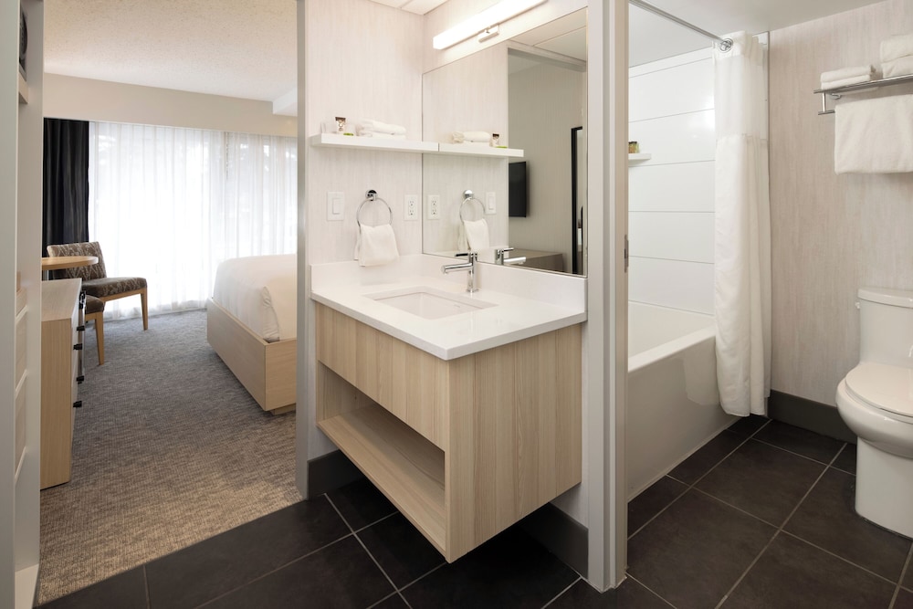SUPERIOR, QUEEN BED, BATHTUB