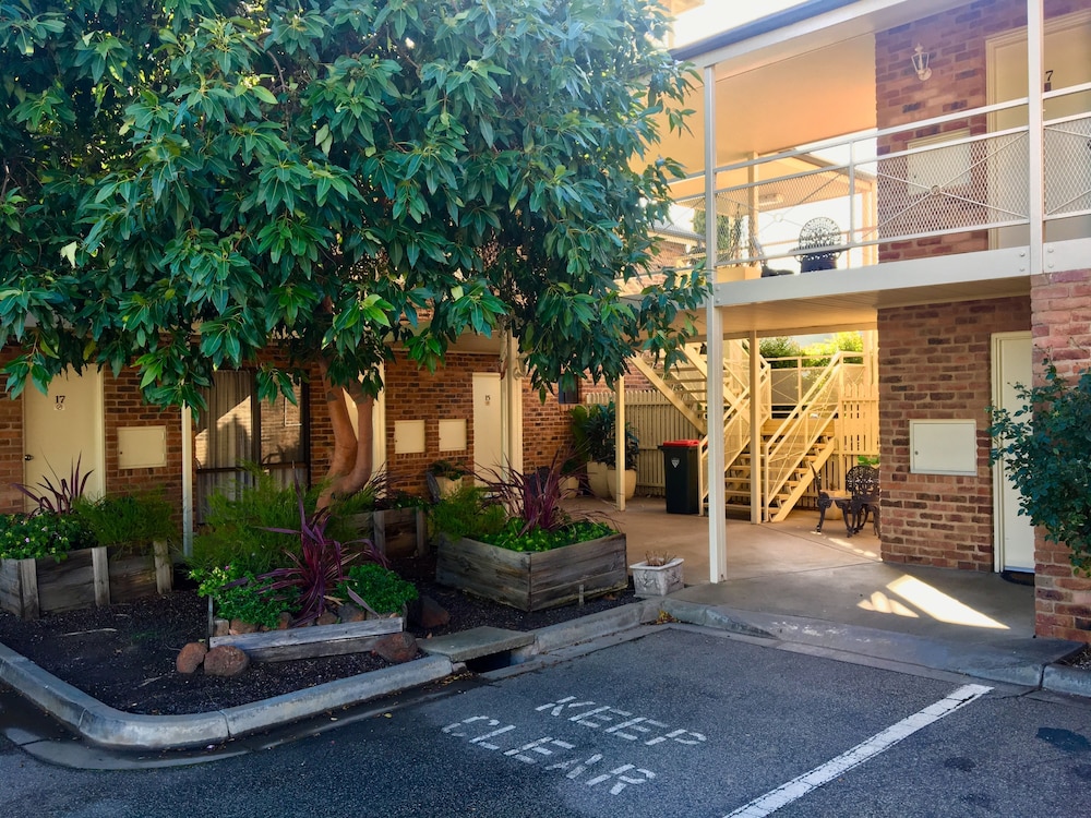 Paddle Wheel Motel 4/33