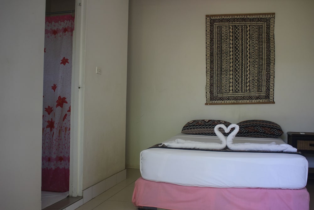 Bamboo Backpackers 16/48