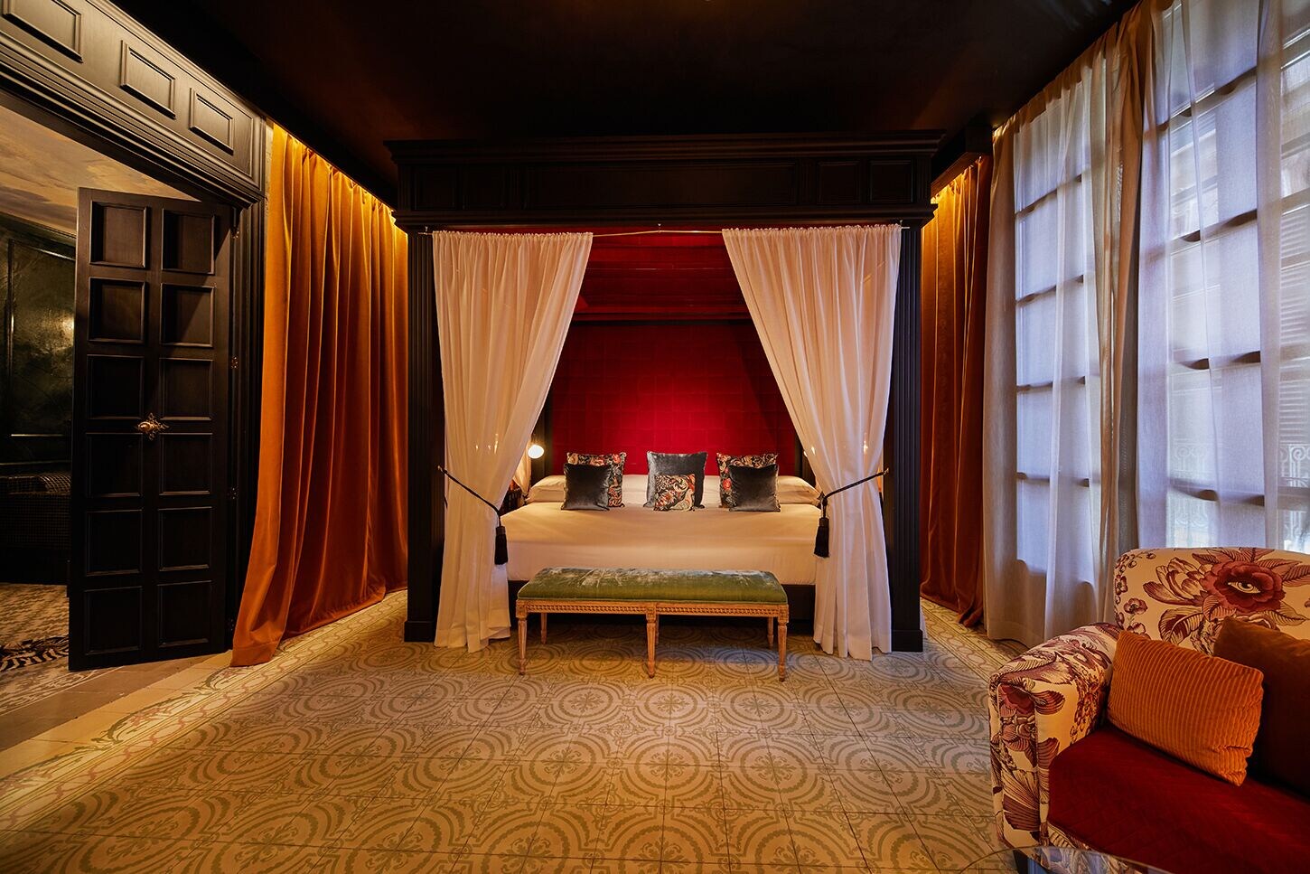 MASTER, SUITE