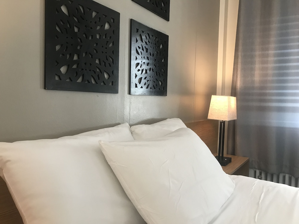 Touchstone Hotel 24/45